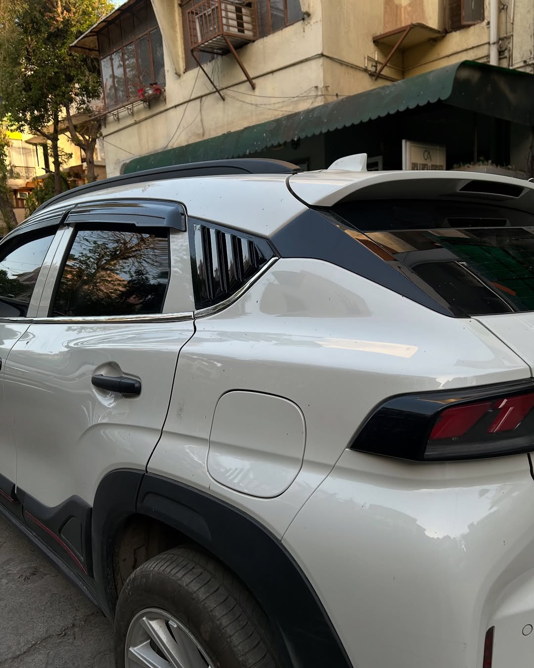 Maruti Suzuki Fronx Window Louvers – Black & Carbon Finish