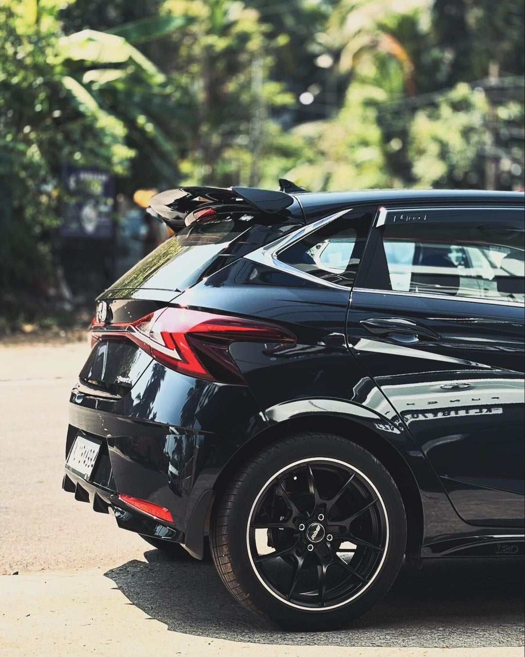 SLEEK MONSTER SPOILER