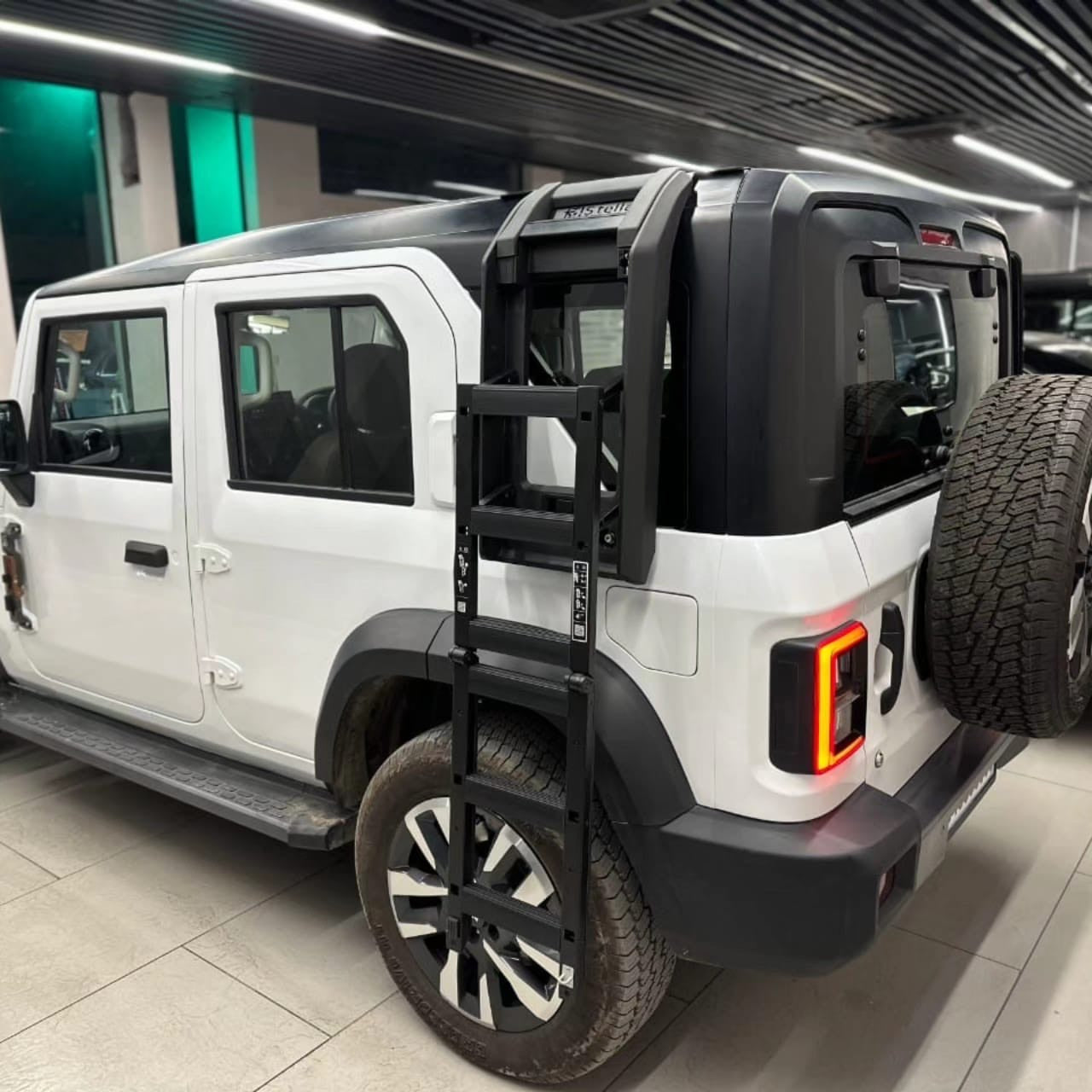 Deployable Ladder For Mahindra Thar Roxx (Defender Style) – LUXE AUTOMOTIVE